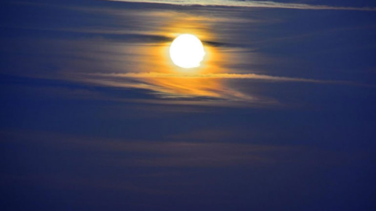 Σούπερ Σελήνη: Εντυπωσιάζουν οι πρώτες φωτογραφίες από το Ηράκλειο