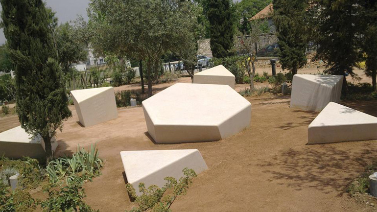 Κεραμεικός: Άγνωστοι βεβήλωσαν το μνημείο του Ολοκαυτώματος