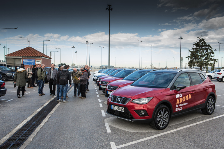 Τα αυτοκίνητα που οδήγησαν οι δημοσιογράφοι έξω από το αεροδρόμιο Μακεδονία
