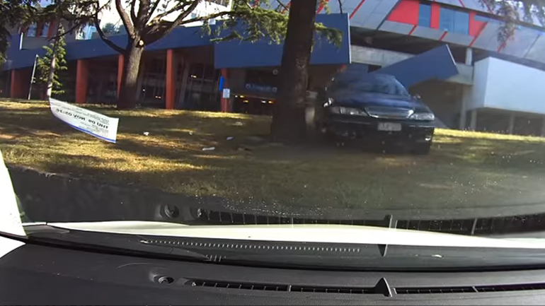 Παππούς διαλύει τα πάντα στο πέρασμά του!