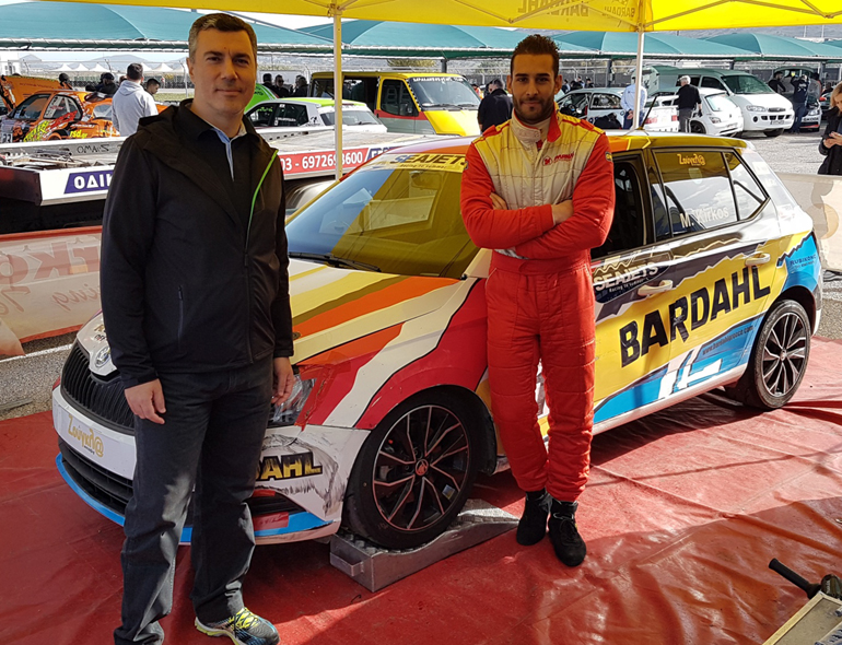 Αριστερά ο Γενικός Διευθυντής της Skoda στην Ελλάδα Ανδρέας Χαλμπές μαζί με τον οδηγό αγώνων Μίλτο Κύρκο ο οποίος τρέχει με την στήριξη του zougla.gr. Μάλιστα στον τελευταίο αγώνα της χρονιάς ήταν και ο οδηγός που ανέβηκε στο ψηλότερο σκαλί του βάθρου!