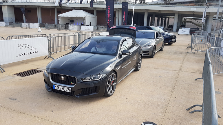 Τα μοντέλα της Jaguar περιμένουν στη σειρά τη... δοκιμή τους!