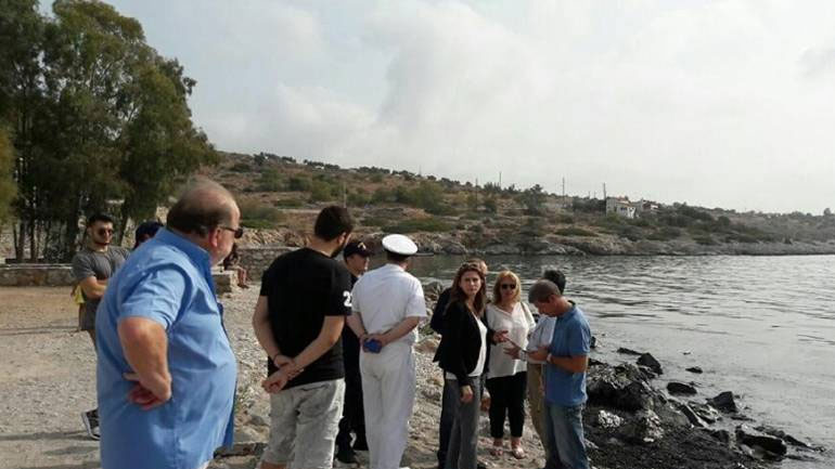 Στην τοπική κοινωνία παραδίδονται οι ακτές της Σαλαμίνας