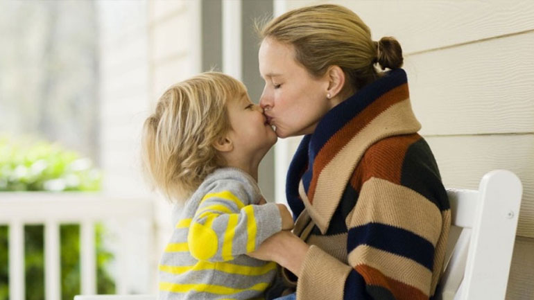 Δείτε γιατί δεν πρέπει να φιλάτε τα παιδιά σας στο στόμα