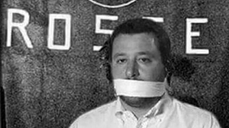 Ιταλία – Φωτομοντάζ: Φιμωμένος ο γραμματέας της Λέγκα Ματέο Σαλβίνι, μπροστά από το σύμβολο των Ερυθρών Ταξιαρχιών