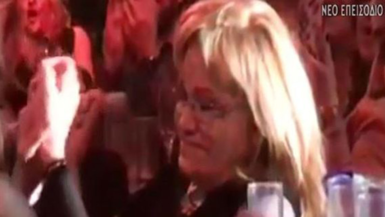 Βίντεο: Η Μαίρη Χρονοπούλου μάγεψε με τη φωνή της παρά τα προβλήματα υγείας