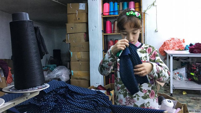 Η 11χρονη Αράς δουλεύει 12 ώρες την ημέρα σε μια βιοτεχνία στην Κωνσταντινούπολη