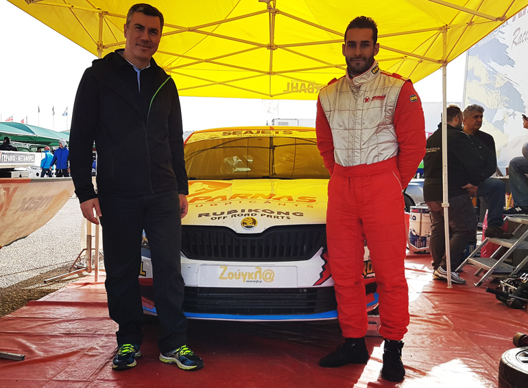 Ο γενικός διευθυντής της Skoda Ελλάδος Ανδρέας Χαλμπές με τον Μίλτο Κύρκο και το αγωνιστικό Skoda Fabia που φέρει και τα χρώματα του zougla.gr