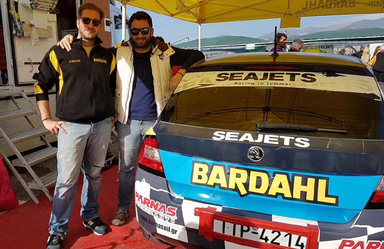 Ο Δημήτρης Κύρκος (αριστερά) αδερφός του Μίλτου μαζί με τον Βασίλη Σαρημπαλίδη