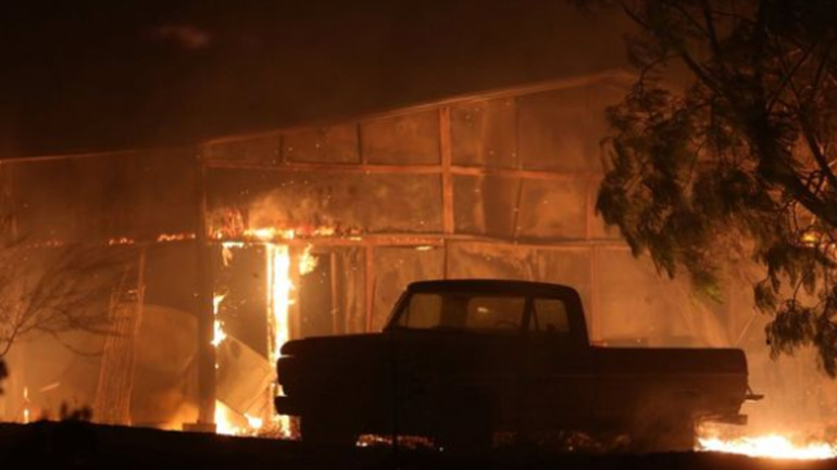 ΗΠΑ: Μεγάλες πυρκαγιές στην Καλιφόρνια – Χιλιάδες κάτοικοι εγκατέλειψαν τις εστίες τους