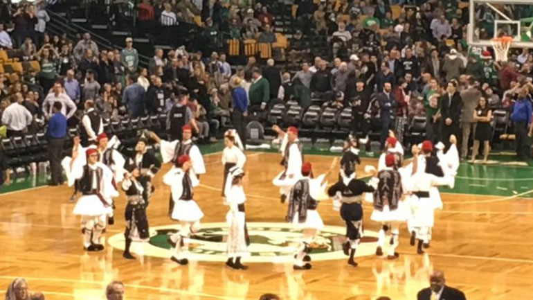 Χόρεψαν τσάμικο στο «TD Garden» της Βοστόνης για χατίρι του Αντετοκούνμπο