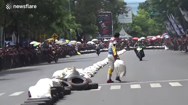 Απίστευτα πράγματα σε αγώνα μοτοσυκλετών