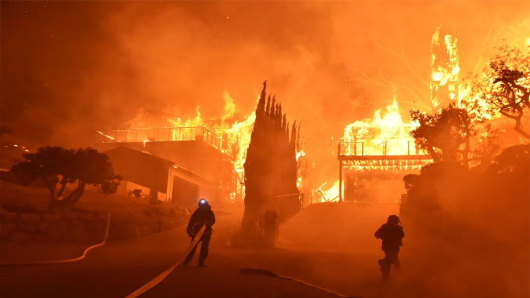 ΗΠΑ: Μαζική εκκένωση λόγω ανεξέλεγκτων πυρκαγιών στη Ν. Καλιφόρνια ΗΠΑ: Μαζική εκκένωση λόγω ανεξέλεγκτων πυρκαγιών στη Ν. Καλιφόρνια