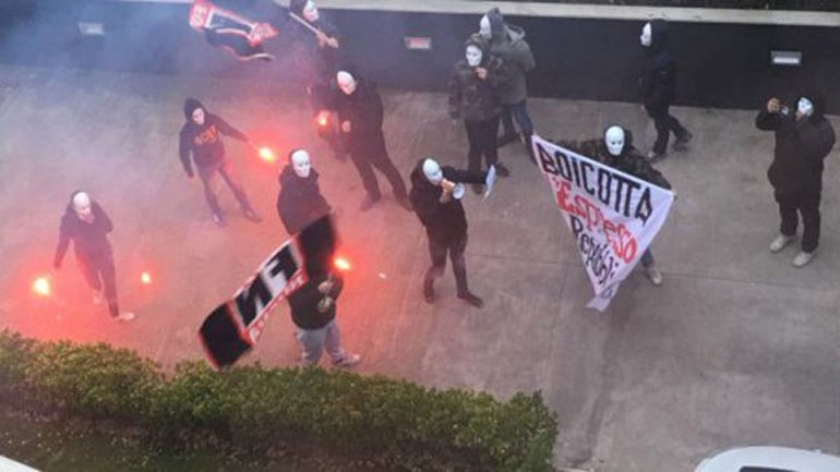 Ιταλία: Καπνογόνα στη La Repubblica από φασίστες της Forza Nuova Ιταλία: Καπνογόνα στη La Repubblica από φασίστες της Forza Nuova