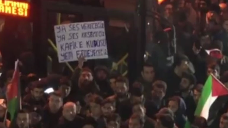 Ειρηνικές διαδηλώσεις στην Κωνσταντινούπολη και την Άγκυρα κατά της απόφασης του Τραμπ για την Ιερουσαλήμ Ειρηνικές διαδηλώσεις στην Κωνσταντινούπολη και την Άγκυρα κατά της απόφασης του Τραμπ για την Ιερουσαλήμ