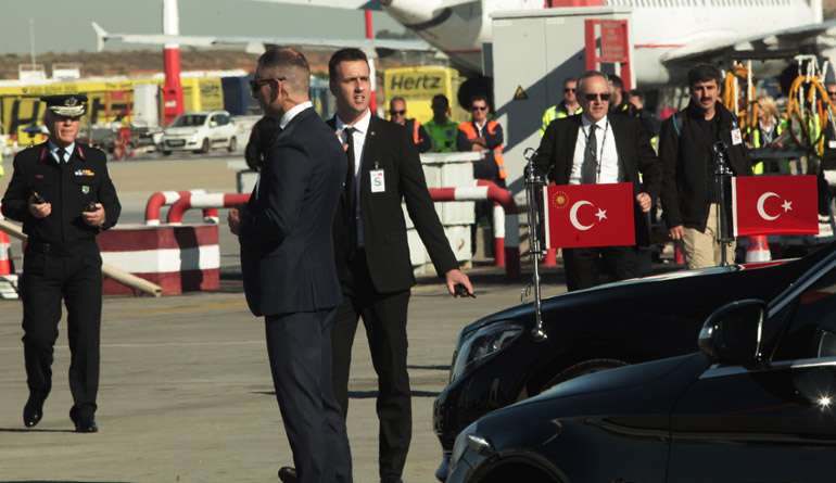 Οι σημαίες της Τουρκίας στο όχημα του Ταγίπ Ερντογάν