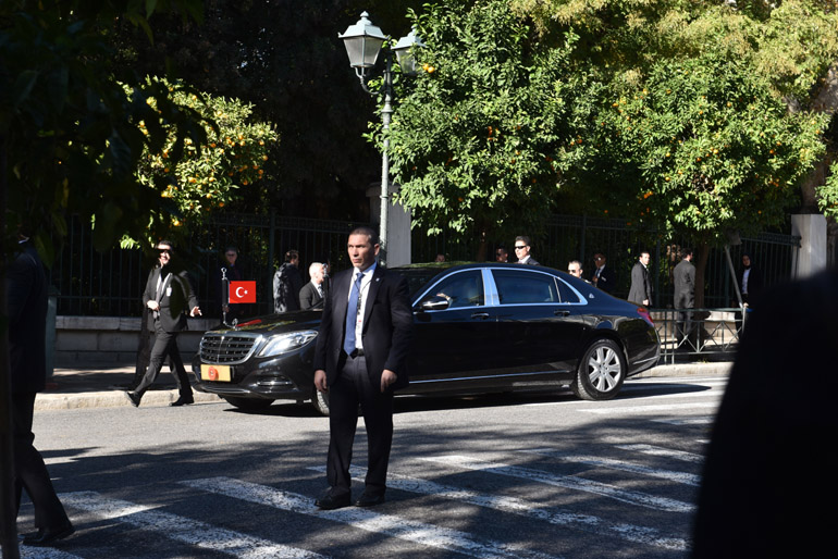 Δρακόντεια μέτρα ασφαλείας κατά την άφιξη του Τούρκου προέδρου
