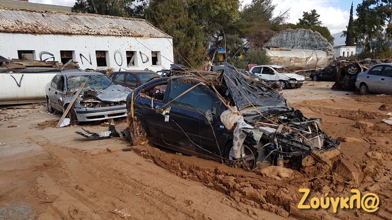 Τόνοι από λάσπη καταπλάκωσαν τα αυτοκίνητα