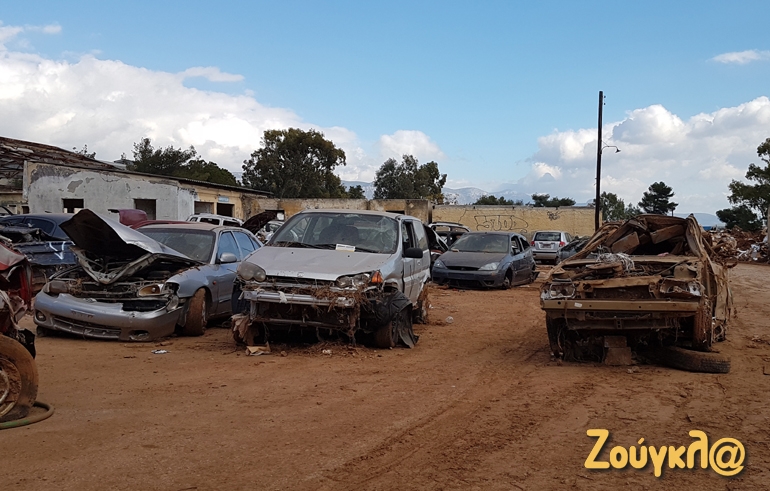 Αυτά τα αυτοκίνητα παρασύρθηκαν από τα ορμητικά νερά της βροχής και διαλύθηκαν...