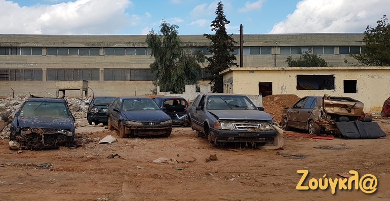 Δεκάδες κατεστραμμένα αυτοκίνητα στοιβάζονται στο 'νεκροταφείο αυτοκινήτων' που βρίσκεται στη Μάνδρα Αττικής...