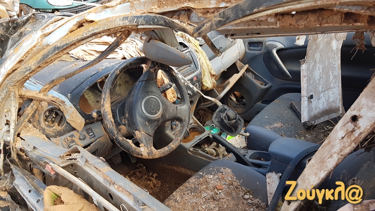 Το εσωτερικό από ένα αυτοκίνητο που χτυπήθηκε από την θεομηνία