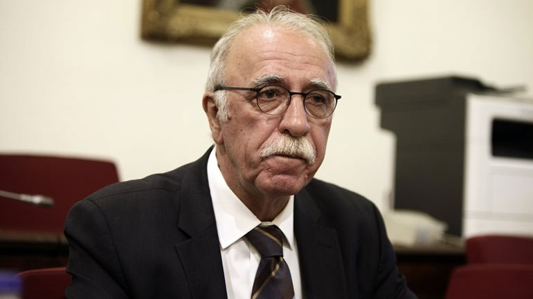 Αλλαγή του νόμου περί προμηθειών ανήγγειλε ο Δ. Βίτσας