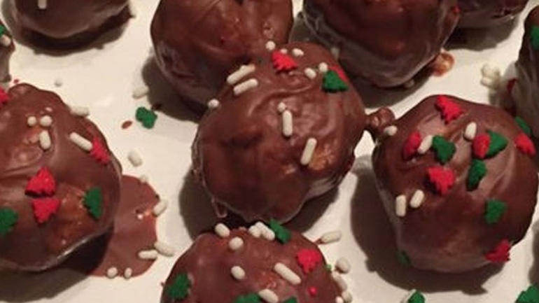 Χριστουγεννιάτικα σοκολατάκια με φυστικοβούτυρο