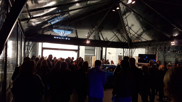 Ο χώρος έξω από την Bentley Athens διαμορφώθηκε για την περίσταση...