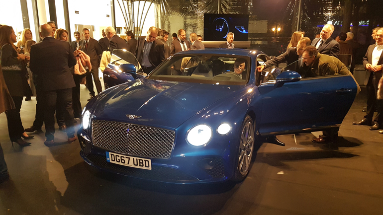 Είναι πολύ sexy και φαίνεται...