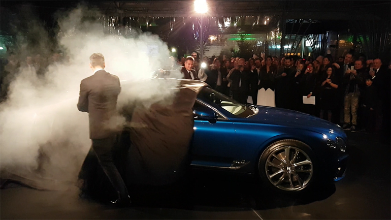 Οι Philipp Noack (γενικός διευθυντής πωλήσεων Ευρώπης) και Νικόλας Μπέρναρντ (γενικός διευθυντής Ελλάδος) τραβούν την κουκούλα και η νέα Continental GT αποκαλύπτεται... 