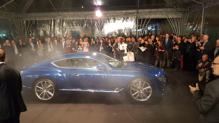 Αρκετός κόσμος στα αποκαλυπτήρια του βρετανικού μοντέλου