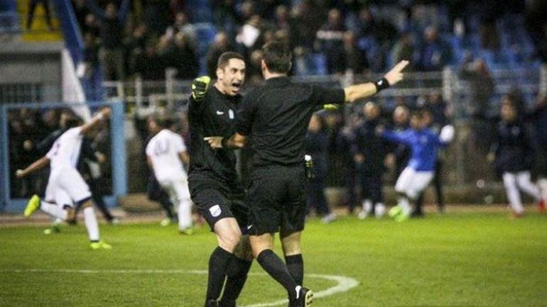 «Καμπάνα» πέντε αγωνιστικών στον Παπαδόπουλο για την αγκαλιά στον διαιτητή