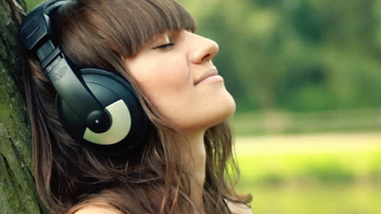 Δείτε από τι κινδυνεύετε αν ακούτε μουσική δυνατά με ακουστικά