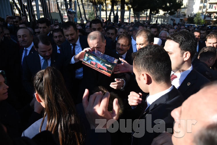 Ο Ταγίπ Ερντογάν μοιράζει δώρα στα παιδιά