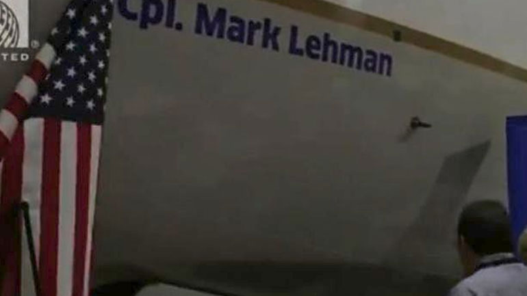 Η United Airlines τίμησε υπάλληλό της, βετεράνο πεζοναύτη δίνοντας το όνομά του σε jet