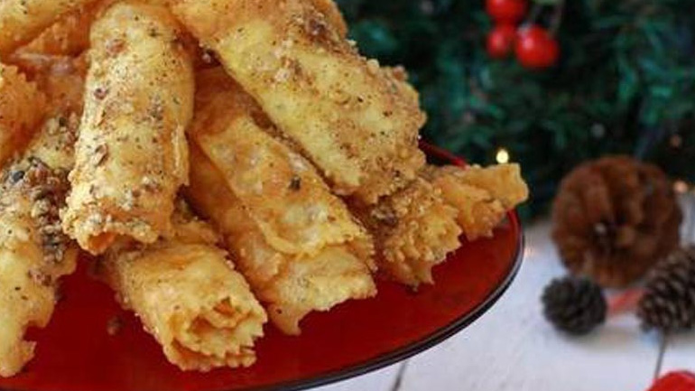 Τραγανές χριστουγεννιάτικες δίπλες