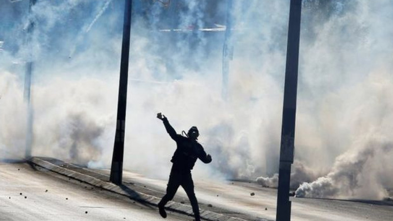 Διαδηλώσεις στο Ιράν κατά της απόφασης Τραμπ- Έκαψαν ομοιώματα του Aμερικανού προέδρου