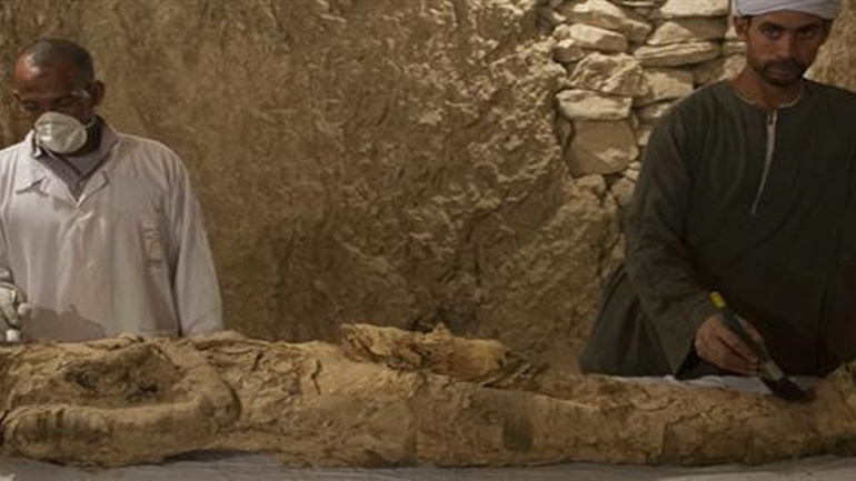 Αρχαιολόγοι ανακάλυψαν μούμια στην νεκρόπολη του Λούξορ Αρχαιολόγοι ανακάλυψαν μούμια στην νεκρόπολη του Λούξορ