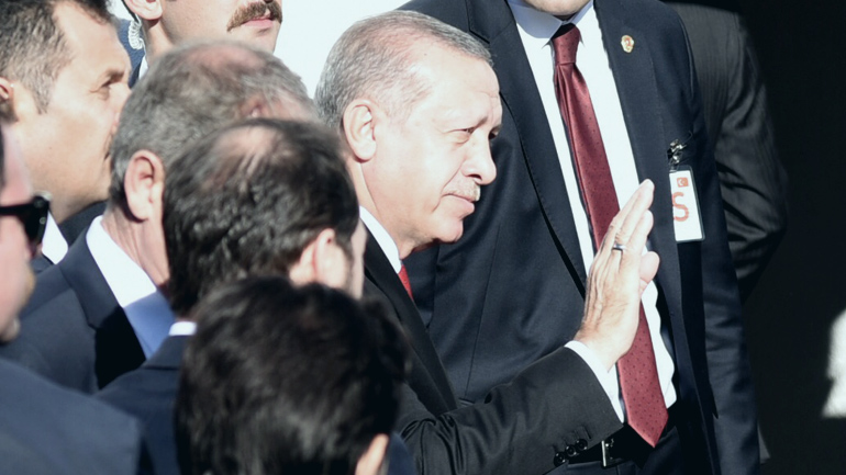 Deutsche Welle: Πώς ο Ερντογάν φοβίζει τον γείτονά του