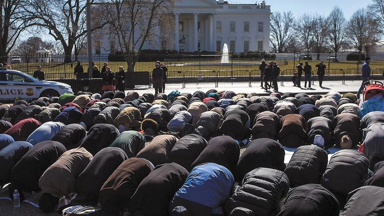 ΗΠΑ: Μουσουλμάνοι πιστοί προσευχήθηκαν μπροστά από τον Λευκό Οίκο κατά της απόφασης Τραμπ για την Ιερουσαλήμ