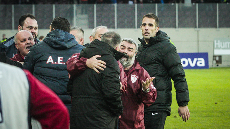 Αρπάχτηκαν Κούγιας και Φυντάνης στον πάγκο της ΑΕΛ