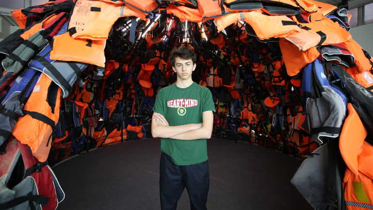 Ο 17χρονος που ανακυκλώνει σωσίβια ως απάντηση στην προσφυγική κρίση