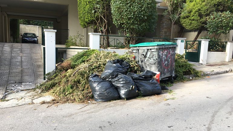 Καταγγελία αναγνώστη για “ξεχασμένα” απορρίμματα στον Δήμο Πετρούπολης