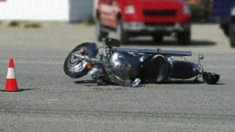 Ναύπακτος: Σφοδρή σύγκρουση μηχανής με αυτοκίνητο