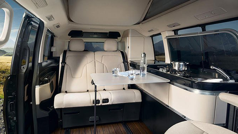 Σε ποιο αυτοκίνητο μπορούν να ξεκουραστούν και να… κοιμηθούν τέσσερις επιβάτες;