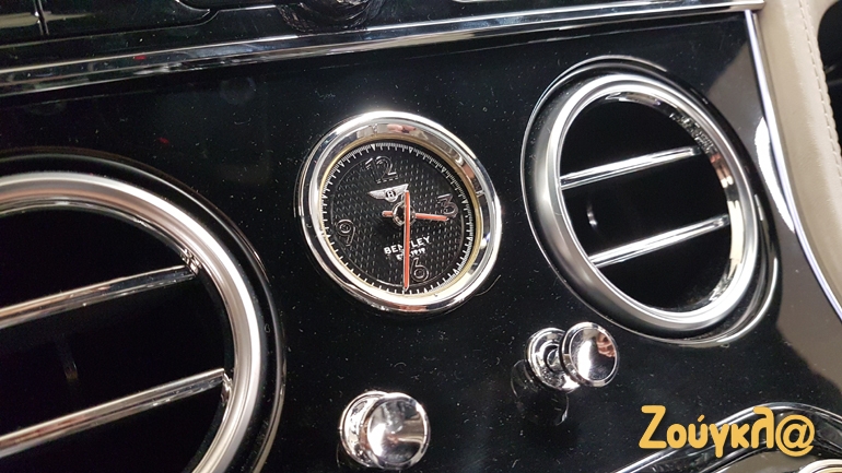 Το ρολόι στην κεντρική κονσόλα είναι της Breitling