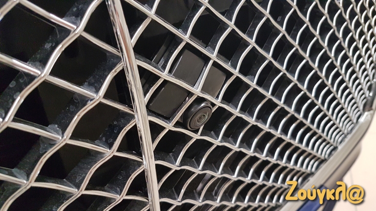 Η εμπρός κάμερα βρίσκεται πάνω στην γρίλια της μάσκας