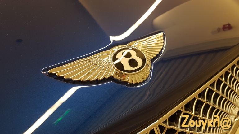Το λογότυπο της Bentley στο εμπρός καπό...