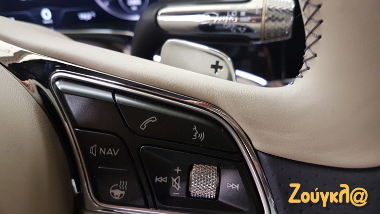 Paddles πίσω από το τιμόνι, κουμπί για το θερμαινόμενο τιμόνι κ.ά.