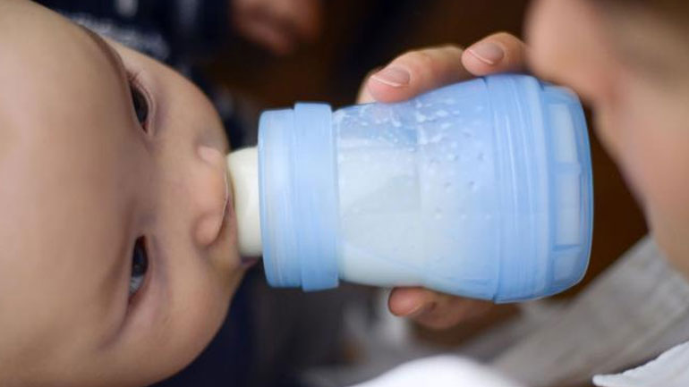 Γαλλία: Ανακαλούνται βρεφικά γάλατα του ομίλου Lactalis που ενδέχεται να έχουν μολυνθεί με σαλμονέλα